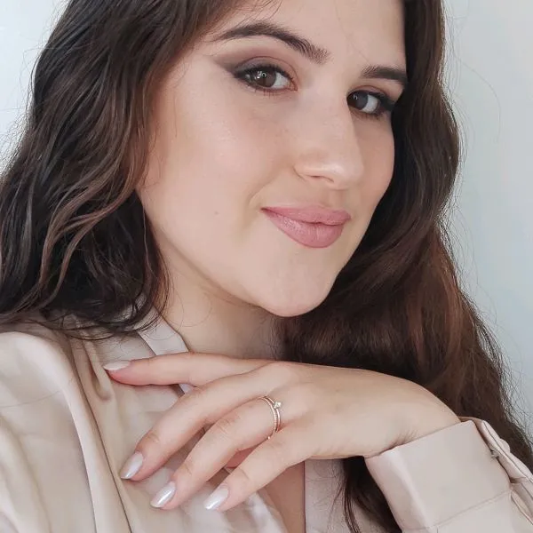 Imagen de Clara Hernández, manicurista y dueña de Avocado Nails Studio