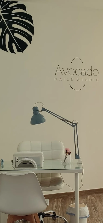 Interior del salón de estética Avocado Nails
